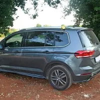 Dvema Slovencema je odpeljal vozili znamke VW.