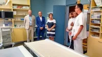 Minister Šabeder (drugi z leve) se je v družbi vodstva bolnišnice po 
oddelkih seznanjal, kje so najbolj pereče težave. 