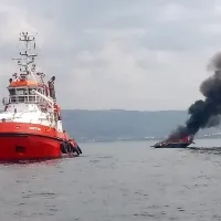 Pred Izolo zagorelo plovilo