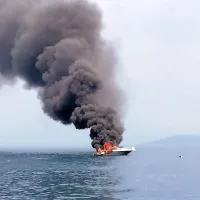 Pred Izolo zagorelo plovilo