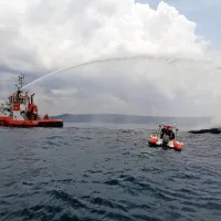 Pred Izolo zagorelo plovilo