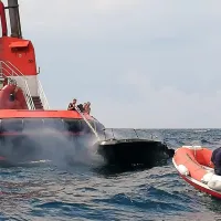 Pred Izolo zagorelo plovilo