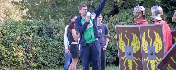Snemanje, zlasti množičnih prizorov, je vselej skupinsko delo.
