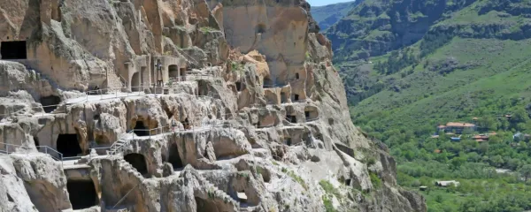 Vardzia, nekoč skrito skalno mesto, koder so se zrušile skale, ki so 
ga zakrivale, leži ob Svilni poti. 