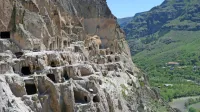 Vardzia, nekoč skrito skalno mesto, koder so se zrušile skale, ki so 
ga zakrivale, leži ob Svilni poti. 