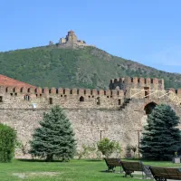 Nad sakralnim kompleksom v Mtskheti bdi samostan Jvari, oba 
sta na Unescovem seznamu.