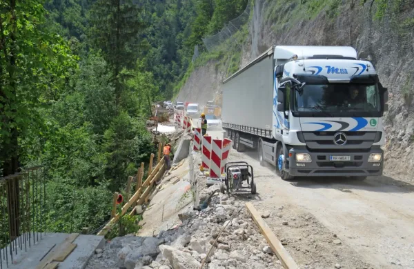 Najtežje tovornjake čaka dolg obvoz iz Idrije čez Novo Gorico ali  dve uri na dan po  cesti iz Cerknega čez Kladje, kjer  bo prepovedan ostali promet.