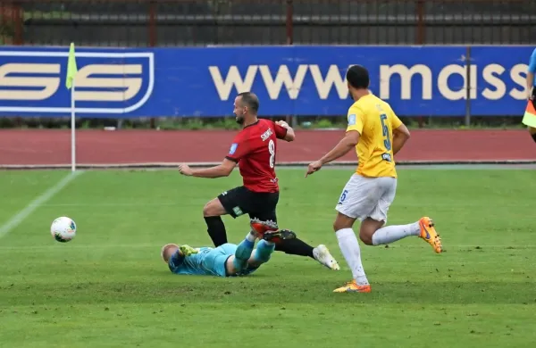 Predrag Sikimić (v rdeče-črni opravi) bi lahko v končnici tekme izid 
izenačil.
