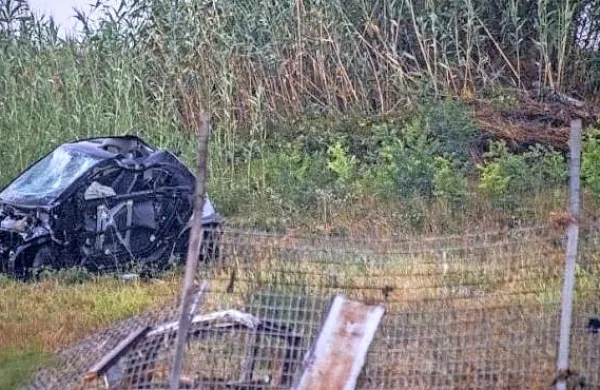 V mestu Fiumicino v bližini mednarodnega letališča Leonardo da 
Vinci je umrla 27-letnica. Sunek vetra je prevrnil njen avto, ki je 
nato padel v kanal. 