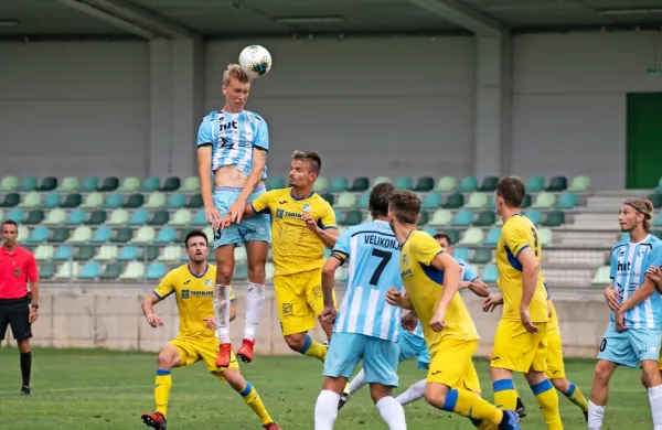 Žiga Lipušček (v skoku) je na dvoboju z Beltinčani kraljeval v 
zračnih dvobojih, izsilil pa je tudi enajstmetrovko za 3:1. 