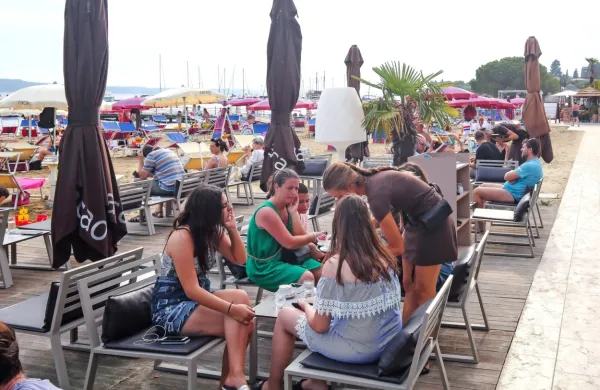 V piranski občini je te dni med turisti največ Avstrijcev, Italijanov 
in Nemcev, opažajo pa porast Madžarov, Poljakov in drugih gostov 
z vzhodnih trgov. 