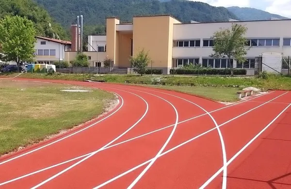 Atletska steza je dobila novo prevleko, podaljšali  je niso. 