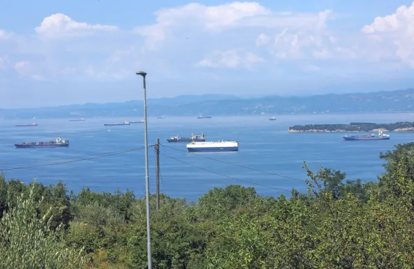 Gneča ladij pred pristani&scaron;čem