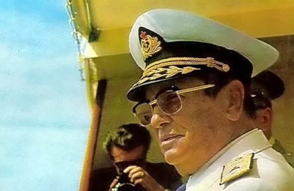 Najvišje državno odlikovanje, ki ga je leta 1969 predsednik 
italijanske republike Giuseppe Saragat med obiskom v Beogradu 
poklonil jugoslovanskemu predsedniku Josipu Brozu Titu, nekaterim ne da miru. 