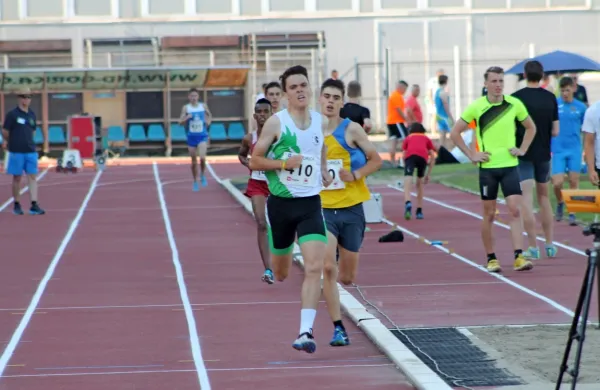 Srebrnega Primorca Klemena Vilharja (Olimpija) je na 3000 metrov 
z zaprekami le 72 stotink sekunde ločilo od zmage.