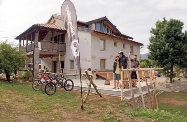 Novinar Miha Šalehar z Nejo in hčerko ter Marko Šimenc so se v 
Robidišču prijateljsko udomačili.  