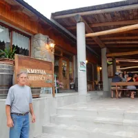 Igor Cenčič, ki  je bil med začetniki turizma, v svoji gostilni ponuja 
okusno domačo hrano.