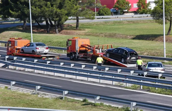 Danes okrog 8. ure je prišlo do verižnega trčenja avtomobilov na 
hitri cesti Koper-Izola v smeri proti Izoli. 