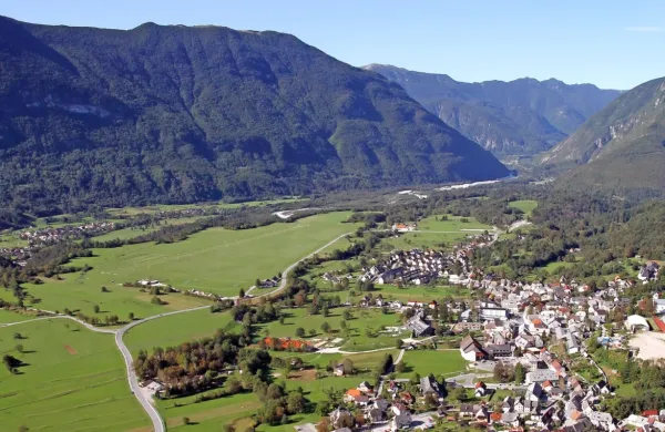 Včeraj je neznanec   vlomil  v    vozilo, ki je bilo parkirano   na 
parkirišču letališča Bovec.