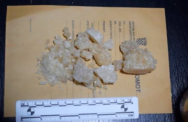 Zakonca iz Kamnika  sta v avtu peljala več kot osem kilogramov 
prepovedane droge,  največ, skoraj pet kilogramov, je bilo amfetamina. 