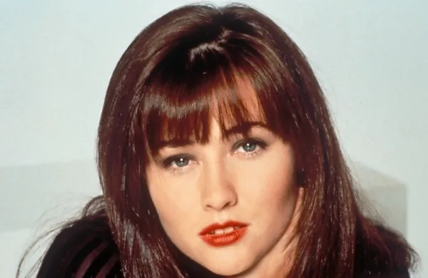 Ameriška igralka Shannen Doherty je sprva zavrnila, da bi s prvo 
ekipo nastopila v oživitvi kultne TV serije iz 90. let minulega 
stoletja Beverly Hills 90210. A si je premislila po smrti nekdanjega 
soigralca v seriji Luka Perryja. 