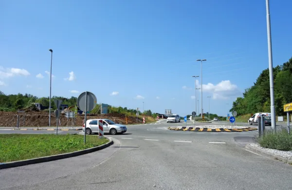 Začasno krožišče na državni cesti bo postalo “turbo” krožišče, za 
zdaj ni še določeno, kako bo oviran promet zaradi gradnje.  