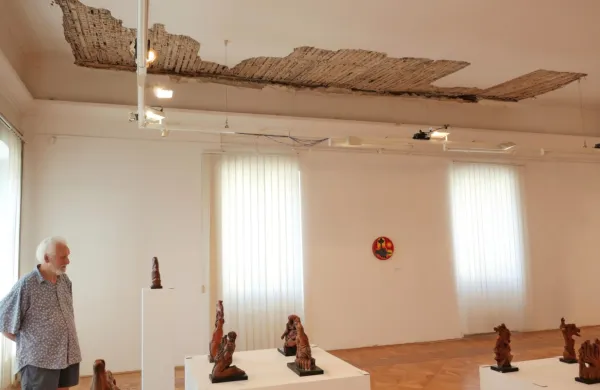 Omet v galeriji Loža je padel na tla