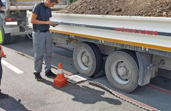 Policisti so preverjali tudi obremenitve tovornih vozil. 