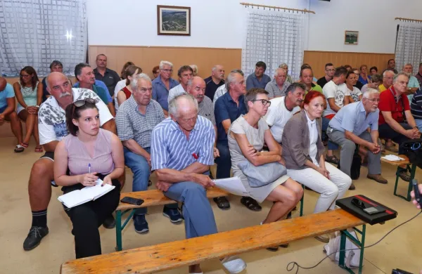 Udeleženci so z zanimanjem spremljali dokaj strokovno razpravo 
o vodi, onesnaženju in geološki sestavi tal na vodovarstvenem 
območju reke Rižane. 