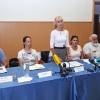 Aktivnosti po nesreči so pojasnjevali (z leve) - Rok Ferme, Nina Rman (Geološki zavod), Lilijana 
Kozlovič, skrajno desno še   Milan Krek. 