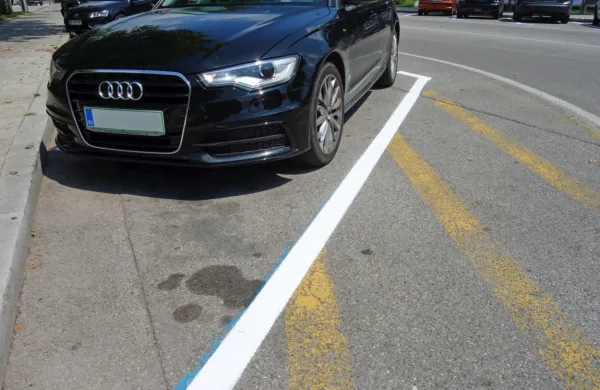 Ponekod vzdolž Kidričeve ulice je še videti, kje je bilo parkirno 
mesto doslej pobarvano v modro.  