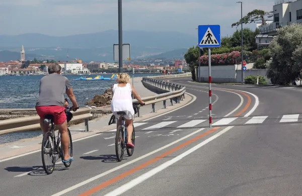 S skuterjem na obalni cesti trčil v prometni znak