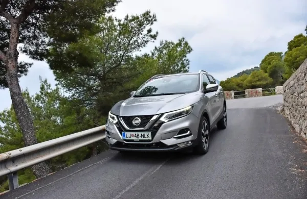 Nissan qashqai z novim 1,7-litrskim dizelskim motorjem in 
samodejnim menjalnikom je bil več kot dostojen sopotnik na 
našem potepanju v okolici Monte Carla.