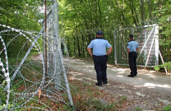 Policisti so po ilegalnem prehodu meje  v od torka do četrtka 
prestregli skoraj 50 prebežnikov in aretirali tri njihove vodiče.   