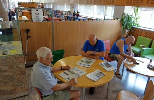  Marsikdo v knjižnici prebira časopise ob jutranji kavici.  