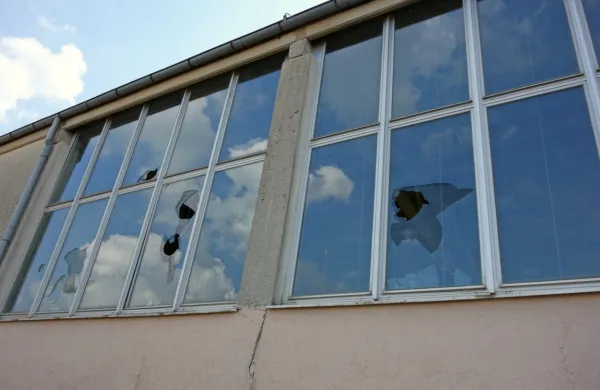 Vandali razbili pet oken telovadnice
