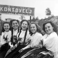 Dekleta iz Kontovela in okolice v narodnih nošah, z leve: Maruška 
Štoka, Neva Danev, Ileana Gerdevič, Laura Danev in Vanda Starc