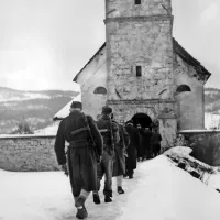 Partizani in civilisti na poti k maši v župnijsko cerkev sv. Nikolaja 
v Babnem Polju pozimi 1945
