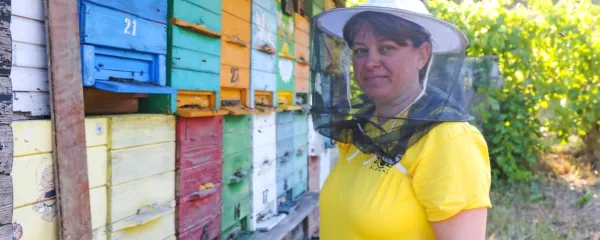 Smrdeljevi so od nekdaj čebelarji, Andreja sodi v peto generacijo.