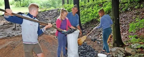Maks Kobal je imel okrog kope pomoč mladih oglarjev.