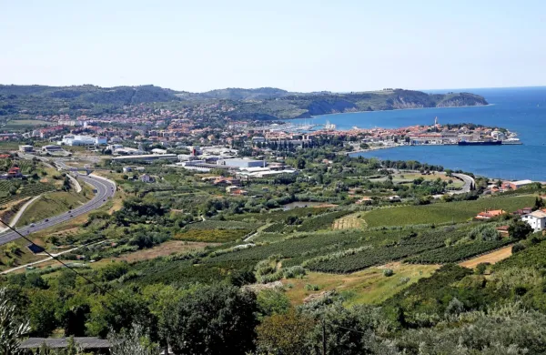 Izola se namerava v prihodnosti širiti do avtoceste.  Civilna 
iniciativa nasprotuje načrtovanim pozidavam kmetijske zemlje. 