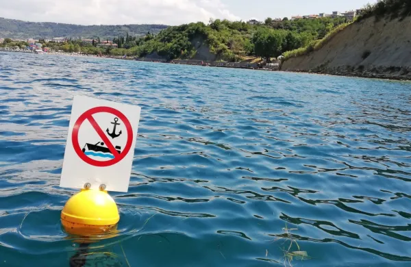 Na plovke so  namestili še dodatna opozorila o tem, da je 
prepovedano sidranje.