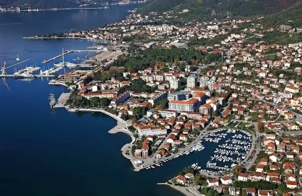Ameriški milijarder in soustanovitelj Microsofta Bill Gates z 
družino dopustuje v Črni gori. Obiskali so tudi obmorsko letoviško 
mesto Tivat.