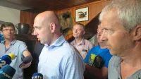 Minister Simon Zajc kmetom v kratki javni izjavi po obisku 
Novakov  ni mogel obljubiti učinkovitega spopada z volkovi na 
zanje neznačilnem območju.