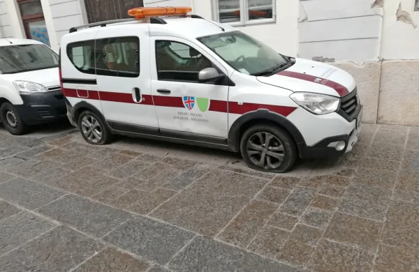 Na avtu redarjev v zavetju noči prerezali pnevmatiki