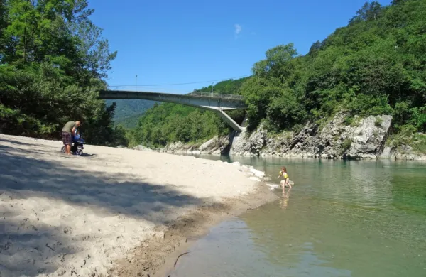 Večinoma bo sončno, popoldne možnost kratkotrajnih ploh