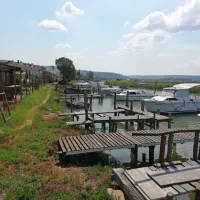 V Jernejevem kanalu je več kot 300 na črno urejenih privezov za 
barke in domala vsak dan nastajajo novi.