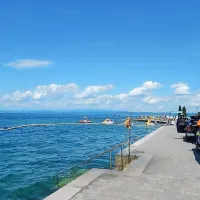 Del kopališča v Simonovem zalivu so policisti zavarovali s trakovi 
in  prepovedali dostop do tega mesta.