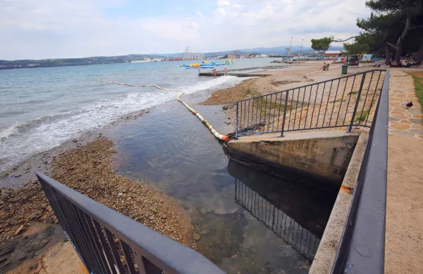 Voda na plaži v Žusterni še vedno ni ustrezna za kopanje.