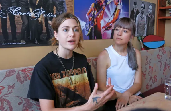 Sestri  Rebecca (levo) in Megan Lovell  med intervjujem 